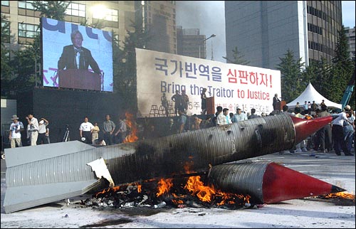 15일 서울 시청 앞 광장에서 `건국 55주년 반핵반김 8.15 국민대회`가 열렸다. 이날 참가자들은 북핵 폐기를 촉구하며 미사일 조형물을 불태웠다 